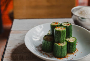 Stacking of cucumbers coated in seasoning